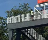 Joven se arroja de puente peatonal en Atasta