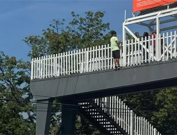 Joven se arroja de puente peatonal en Atasta