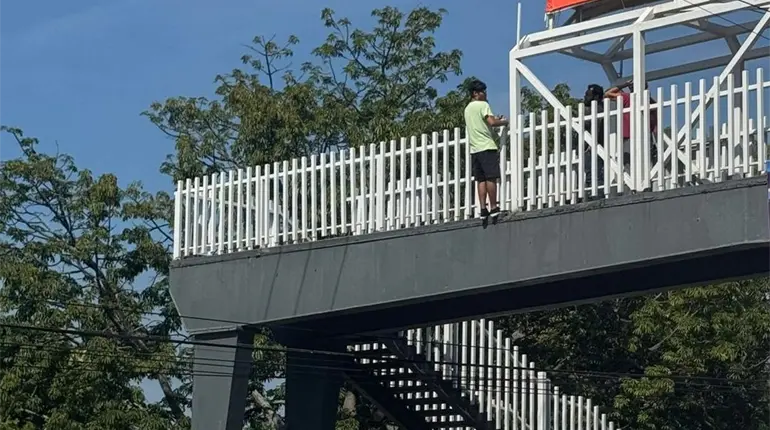 Joven se arroja de puente peatonal en Atasta