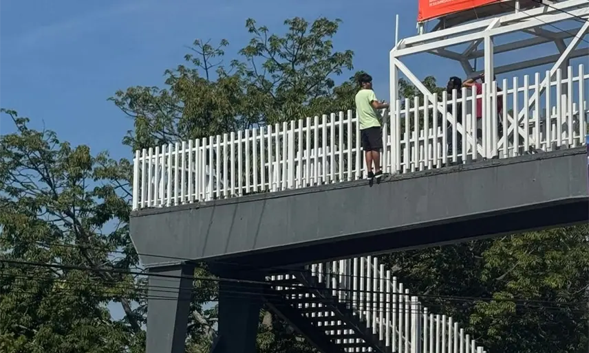 Joven se arroja de puente peatonal en Atasta