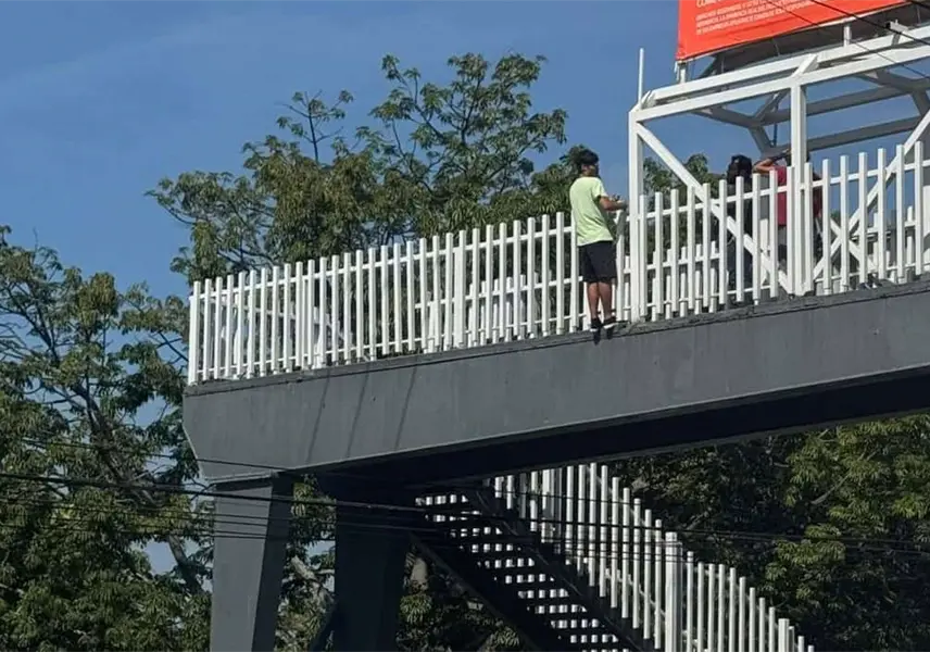 Joven se arroja de puente peatonal en Atasta