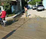 Con protesta, piden colonos y docentes solución a drenajes tapados en Pyasur