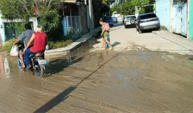 Con protesta, piden colonos y docentes solución a drenajes tapados en Pyasur