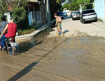 Con protesta, colonos y docentes piden solución a drenajes tapados en Pyasur