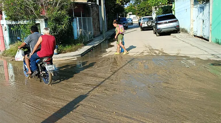 Con protesta, colonos y docentes piden solución a drenajes tapados en Pyasur
