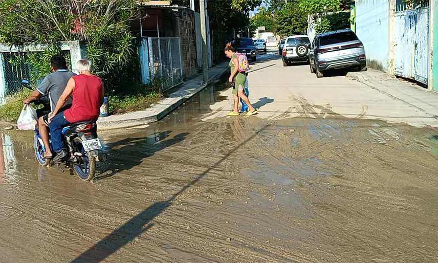 Con protesta, colonos y docentes piden solución a drenajes tapados en Pyasur