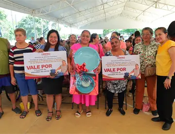 Entrega Yolanda Osuna utensilios de cocina a 300 mujeres del programa de fortalecimiento económico