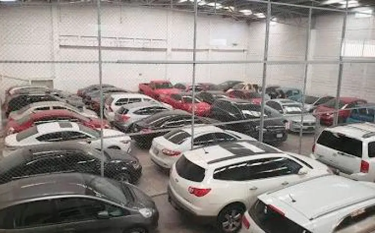 Comando irrumpe en almacén de Nissan en Morelos, se lleva dos camionetas y secuestra a los guardias