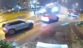 Vehículo a exceso de velocidad "sale volando" en Rumania