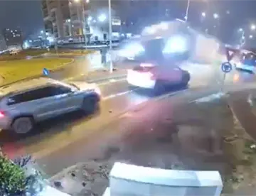 Vehículo a exceso de velocidad “sale volando” en Rumania