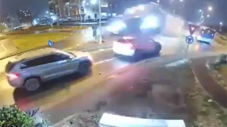 Vehículo a exceso de velocidad "sale volando" en Rumania