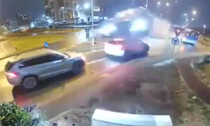 Vehículo a exceso de velocidad "sale volando" en Rumania