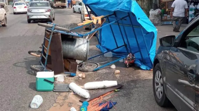 Auto golpea triciclo de venta de pozol en la Villahermosa-Nacajuca