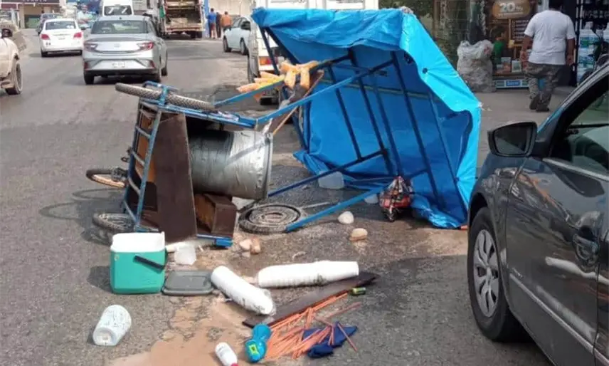 Auto golpea triciclo de venta de pozol en la Villahermosa-Nacajuca