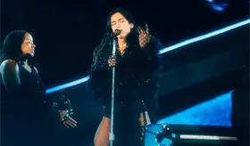 Dua Lipa rinde homenaje a Selena en el cierre de su gira en México
