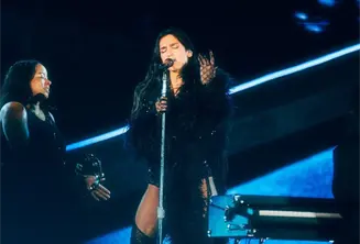 Dua Lipa rinde homenaje a Selena en el cierre de su gira en México