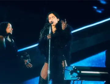 Dua Lipa rinde homenaje a Selena en el cierre de su gira en México