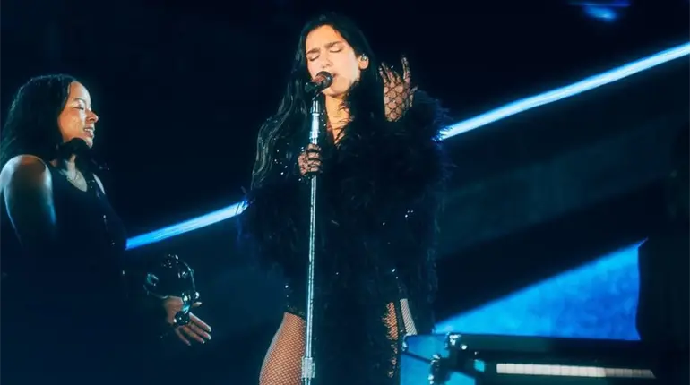 Dua Lipa rinde homenaje a Selena en el cierre de su gira en México