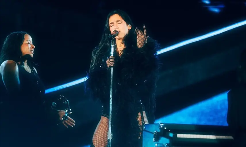 Dua Lipa rinde homenaje a Selena en el cierre de su gira en México