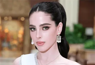 Regañan a Fátima Bosch por comer hamburguesa durante un en vivo