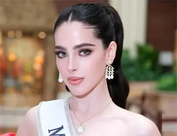 Regañan a Fátima Bosch por comer hamburguesa durante un en vivo