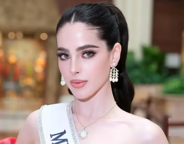 Regañan a Fátima Bosch por comer hamburguesa durante un en vivo