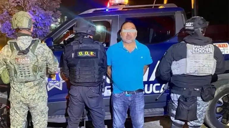 Detienen en Edomex a falso policía, había adaptado auto como patrulla hasta con sirena