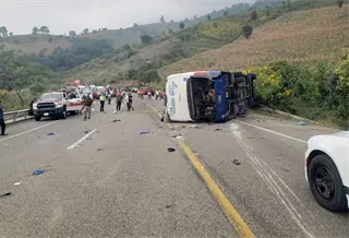 Vuelca camión de pasajeros en Chiapas; reportan 22 heridos y 2 muertos