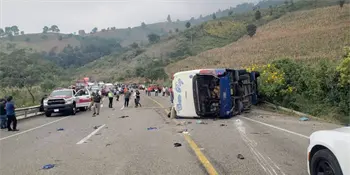 Vuelca camión de pasajeros en Chiapas; reportan 22 heridos y 2 muertos