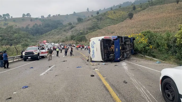 Vuelca camión de pasajeros en Chiapas; reportan 22 heridos y 2 muertos