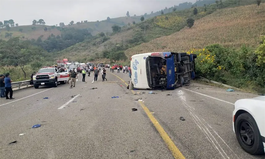 Vuelca camión de pasajeros en Chiapas; reportan 22 heridos y 2 muertos