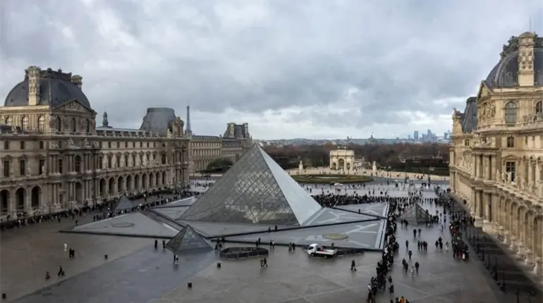 Fuga de agua en el Museo del Louvre causa daños en obras y documentos antiguos