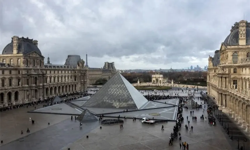 Fuga de agua en el Museo del Louvre causa daños en obras y documentos antiguos