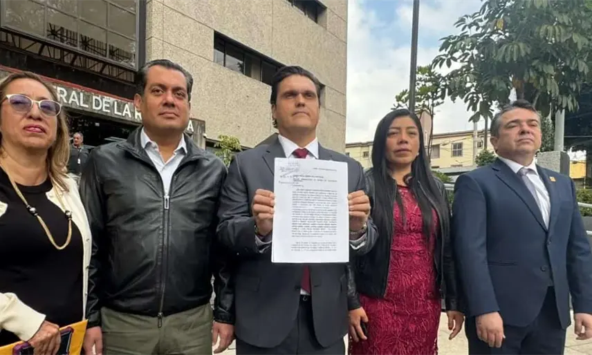Presentan en la FGR nueva denuncia contra Cabeza de Vaca por "huachicol fiscal"