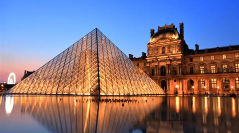 Trabajadores del Louvre en Francia convocan a huelga ante condiciones precarias del inmueble