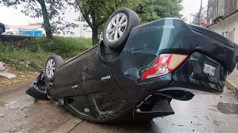 Vuelca vehículo particular en La Manga