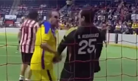 Cuauhtémoc Blanco golpea a portero de Chivas en partido "amistoso"