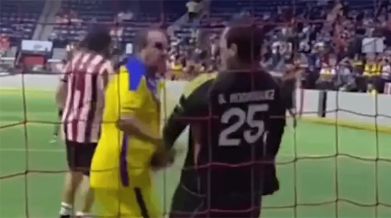 Cuauhtémoc Blanco golpea a portero de Chivas en partido "amistoso"