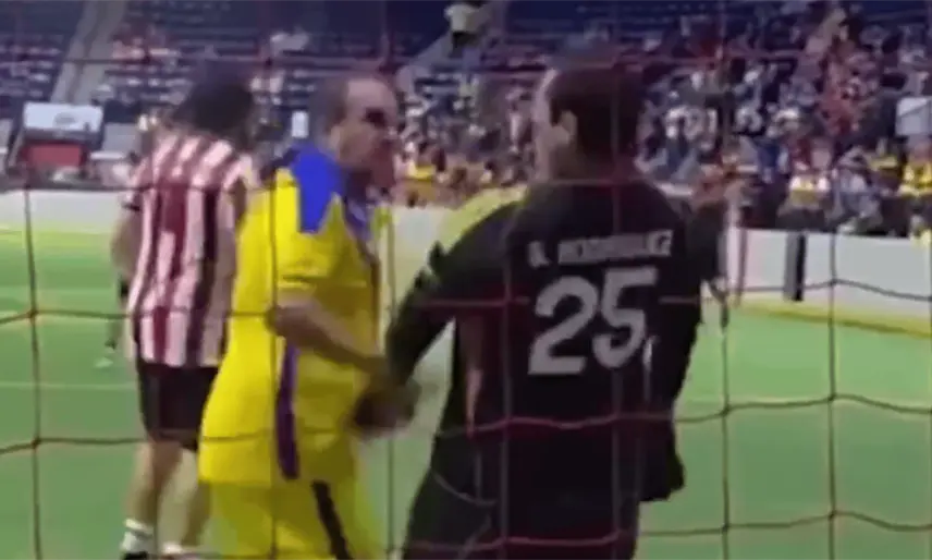 Cuauhtémoc Blanco golpea a portero de Chivas en partido "amistoso"