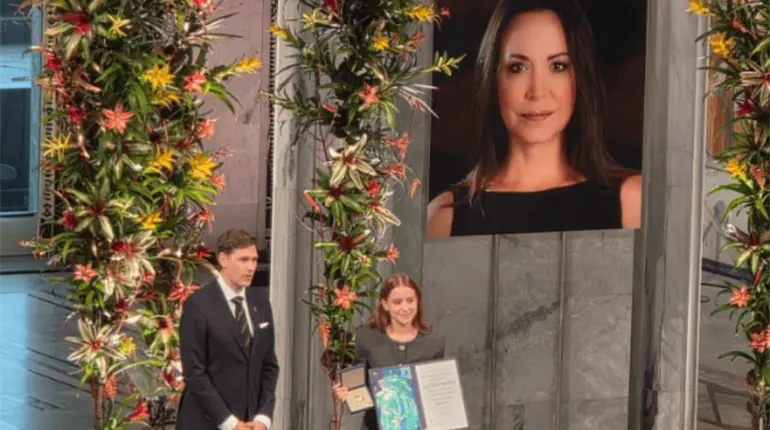 Hija de María Corina Machado recibe el Nobel de la Paz en su nombre