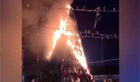 Cuetes incendian árbol de navidad durante encendido en Mecatepec, Huimanguillo