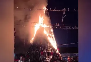 Cuetes incendian árbol de navidad durante encendido en Mecatepec, Huimanguillo