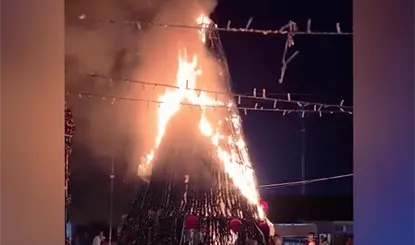 Cuetes incendian árbol de navidad durante encendido en Mecatepec, Huimanguillo