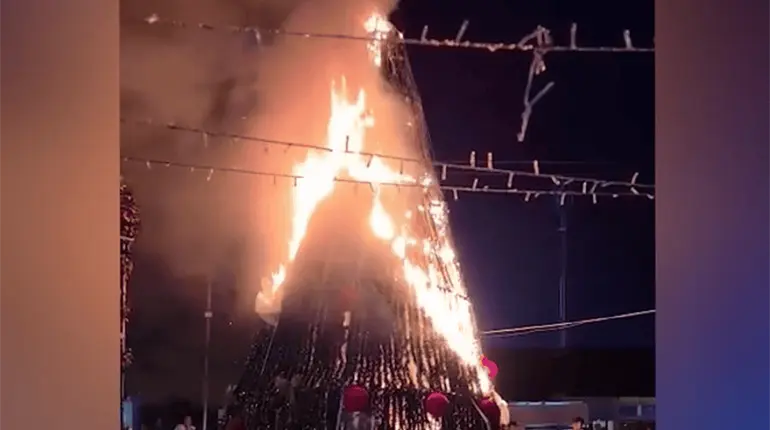 Cuetes incendian árbol de navidad durante encendido en Mecatepec, Huimanguillo