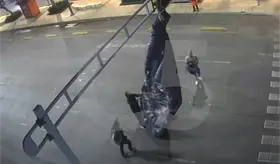 Paracaidista se atora en semáforo de CDMX