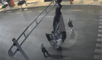 Paracaidista se atora en semáforo de CDMX