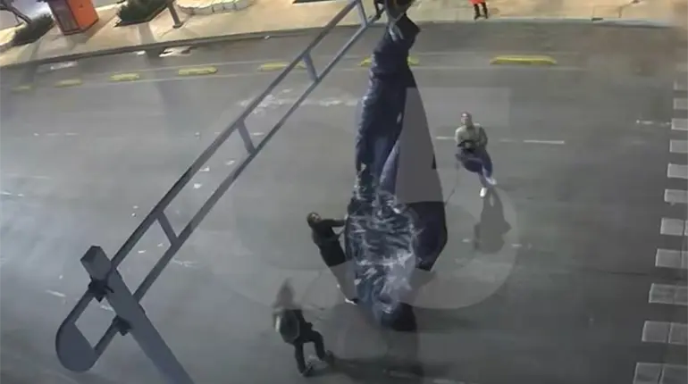 Paracaidista se atora en semáforo de CDMX