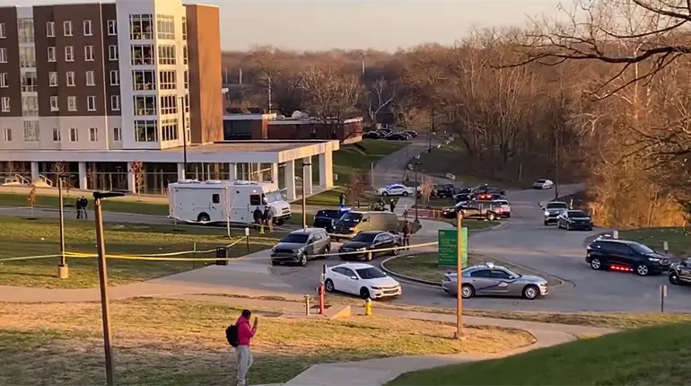 Un estudiante muerto y otro herido, deja tiroteo en Kentucky, EE.UU.