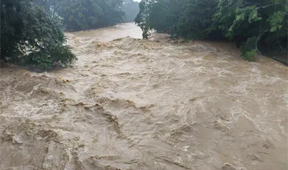 Localizan sin vida a una de las personas arrastradas por el Puyacatengo