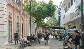 "Nos estamos llenando de chinos": Comerciantes de la Zona Luz
